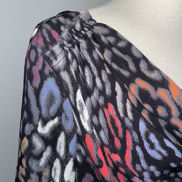 Escada silk animal print long sleeve blouse size 34/small - Picture 2 of 10
